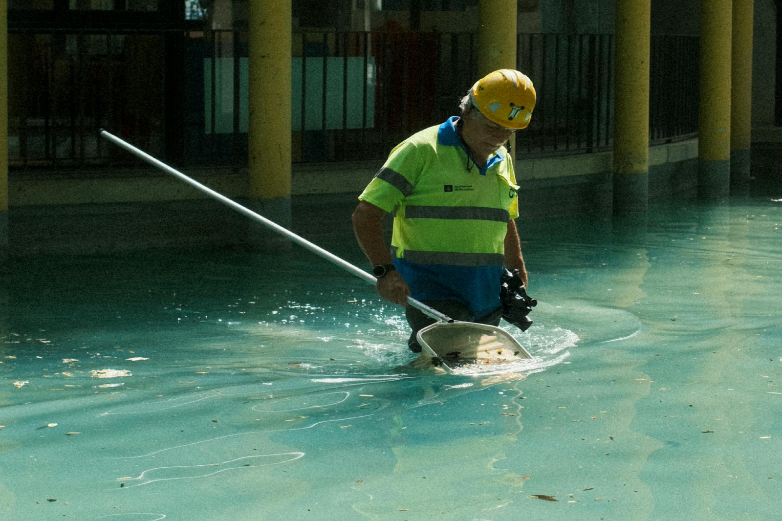 pool tech bahrain claening and leak repairing, water proofing, tile fixing